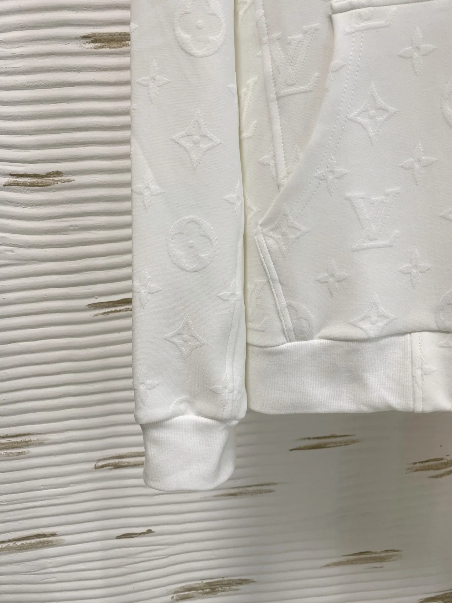 🅿️720 LV 2025 autumn and winter new counter, the same casual Tencel cotton fabric suit, breathable, comfortable and casual! Full of high-end feel! The details are exquisite and high-end, and the workmanship is impeccable! The original high-end fabric is very high-end! The fabric is crisp, anti-wrinkle and wear-resistant, warm, neat and stylish. Everyone must buy a set this autumn and winter. They must look cool and cool when wearing it. This is a model that we highly recommend! M-3XL